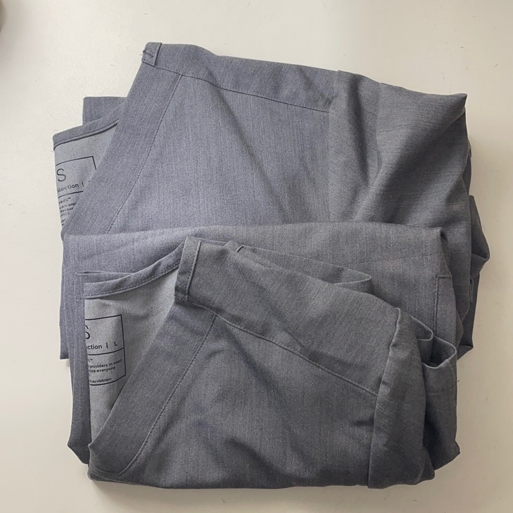 Men’s “Graphite Chisec Three-Pocket Scrub Top (Graphite)”